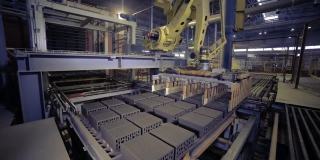 機械臂正在工廠設施中取代新制造的產品